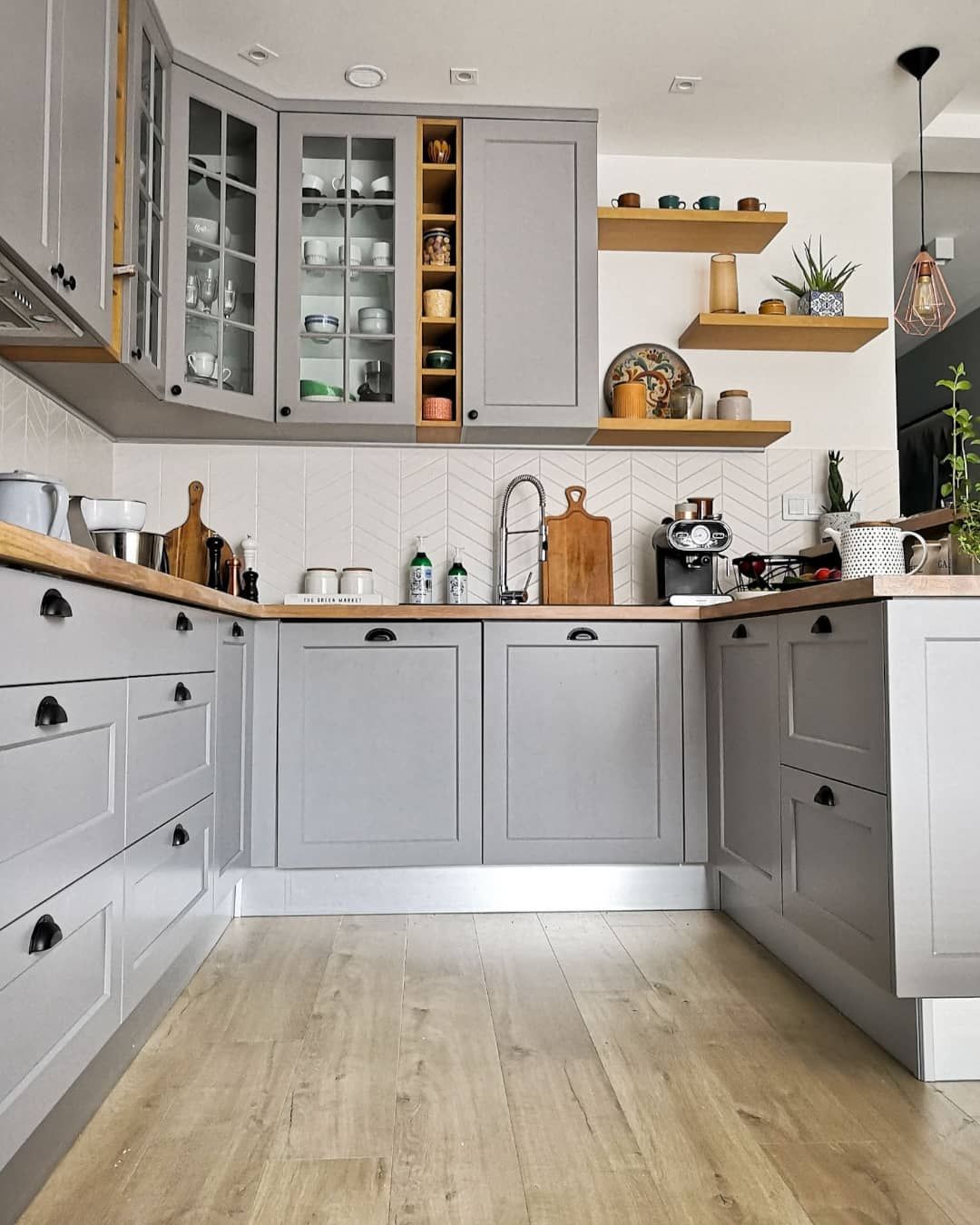 Kitchen cabinet